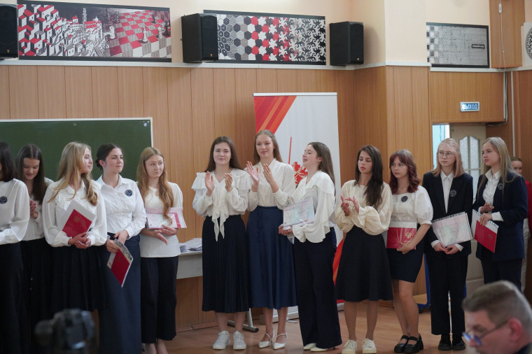 Торжественное вручение аттестатов выпускникам 9-х классов.