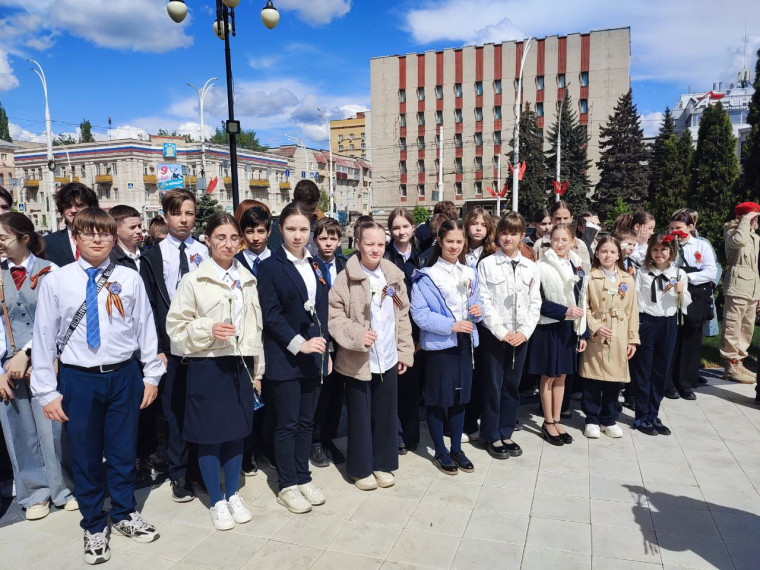 Лицеисты почтили память героев у памятника "Тамбовский колхозник".
